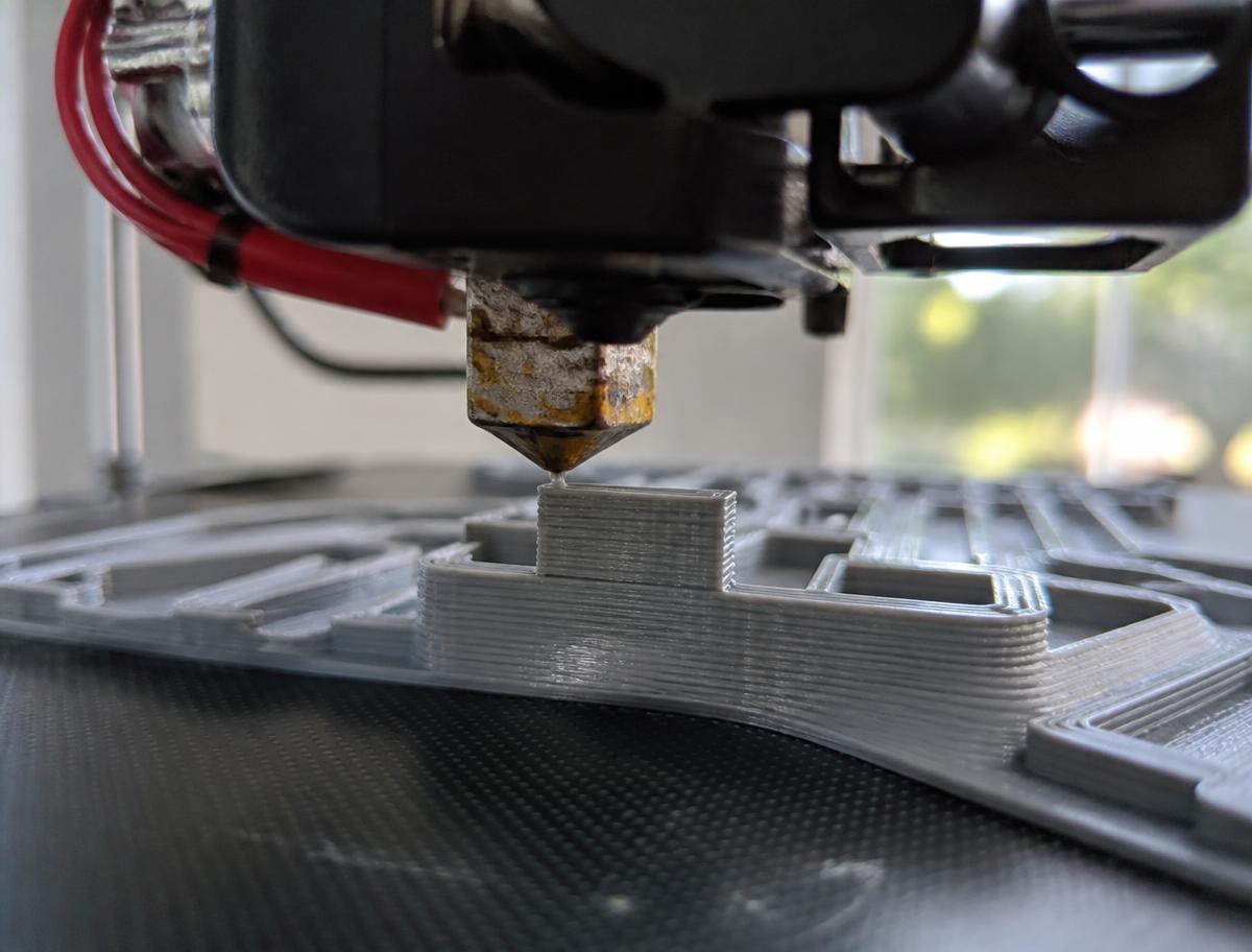 Bico da impressora 3D depositando camadas de filamento